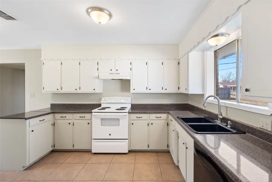 1206 Anetta Street, Bowie, TX 76230 - Image #3