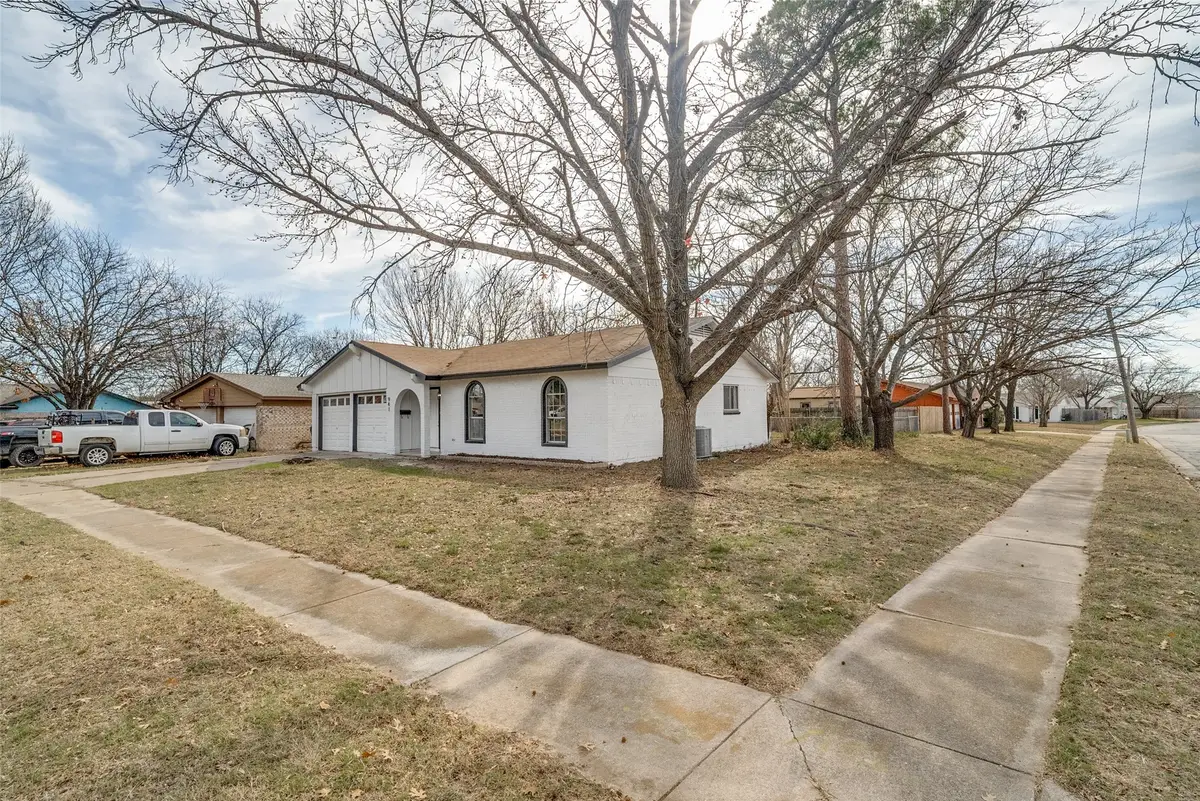 941 Willow Circle S, Burleson, TX 76028 - Image #1