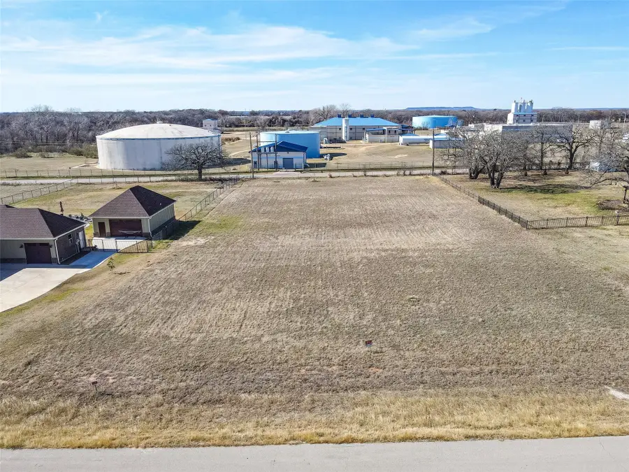 209 Maverick Court, Granbury, TX 76049 - Image #3