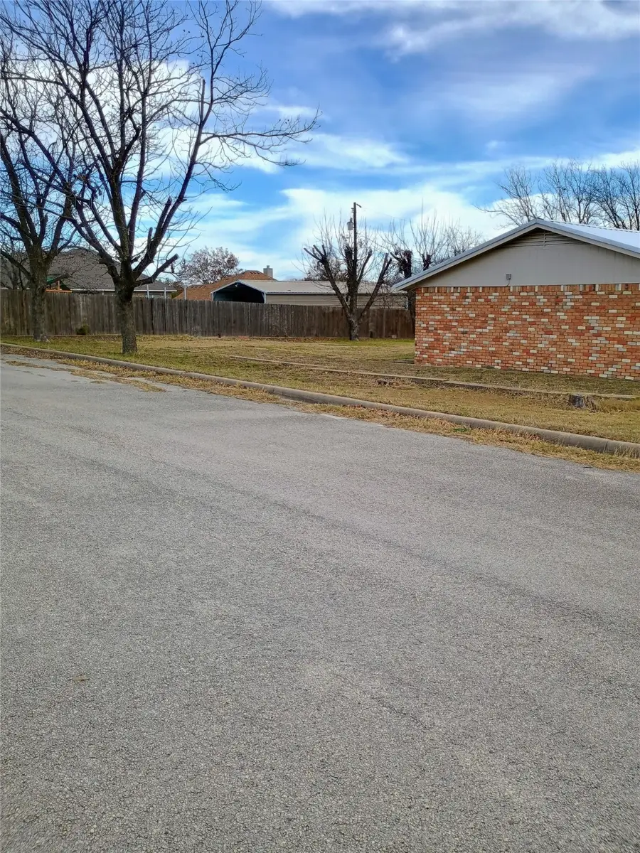 1303 E Boynton Street, Hamilton, TX 76531 - Image #2