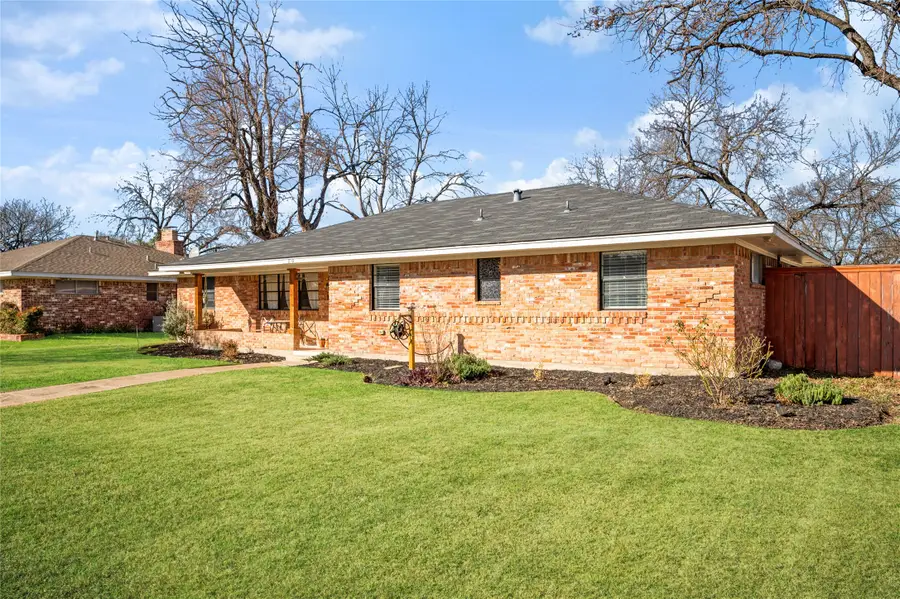 810 Danish Drive, Grand Prairie, TX 75050 - Image #3