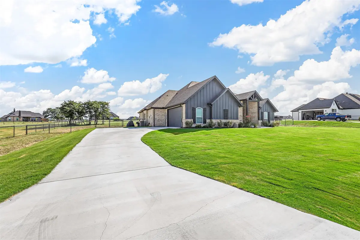 2071 Sunset Ridge Drive, Weatherford, TX 76087 - Image #1
