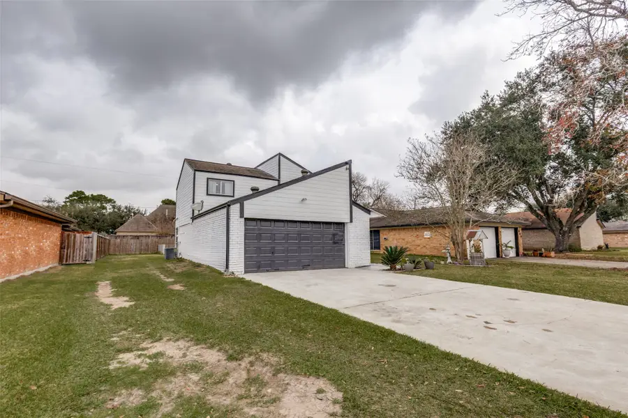 605 S Remington Drive, Angleton, TX 77515 - Image #2