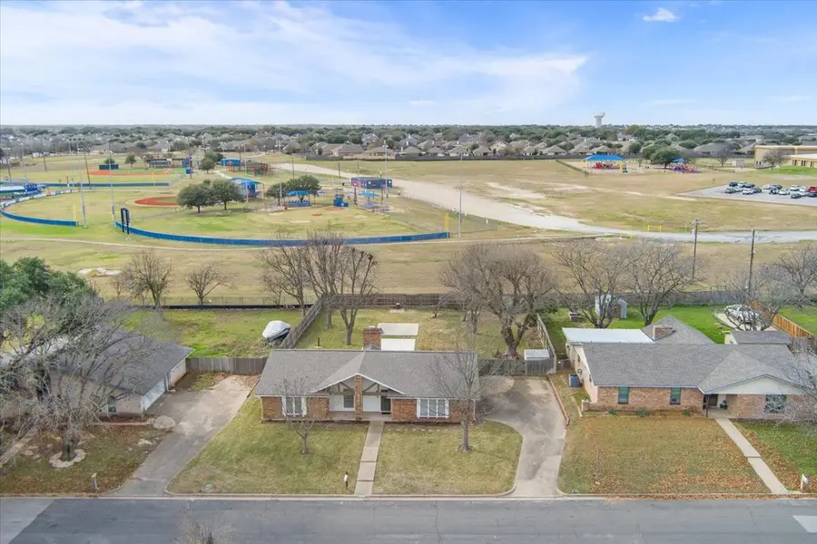 425 Lindenwood Lane W, Hewitt, TX 76643 - Image #2