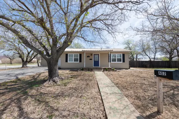 402 S Red River, Henrietta, TX 76365