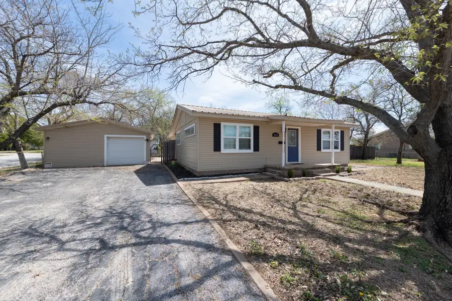 402 S Red River, Henrietta, TX 76365 - Image #2