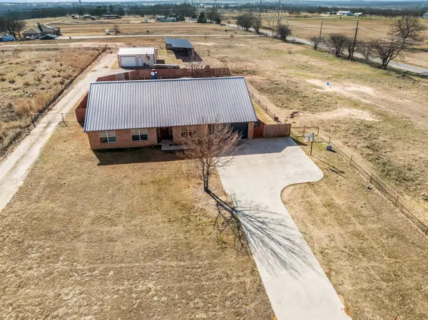 2366 County Road 1370, Alvord, TX 76225