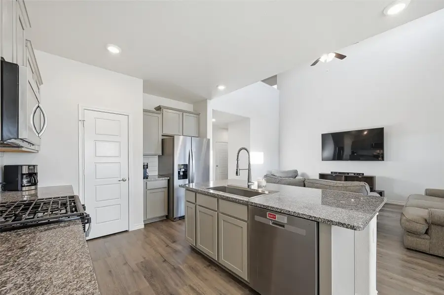 9816 Daisy Mae Lane, Aubrey, TX 76227 - Image #3