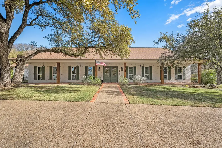 227 Oak Creek Circle, Waco, TX 76657 - Image #2