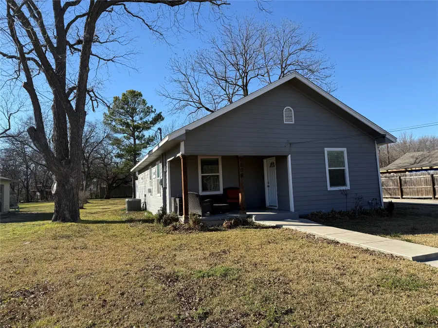 809 S Wine Street, Gainesville, TX 76240 - Image #2