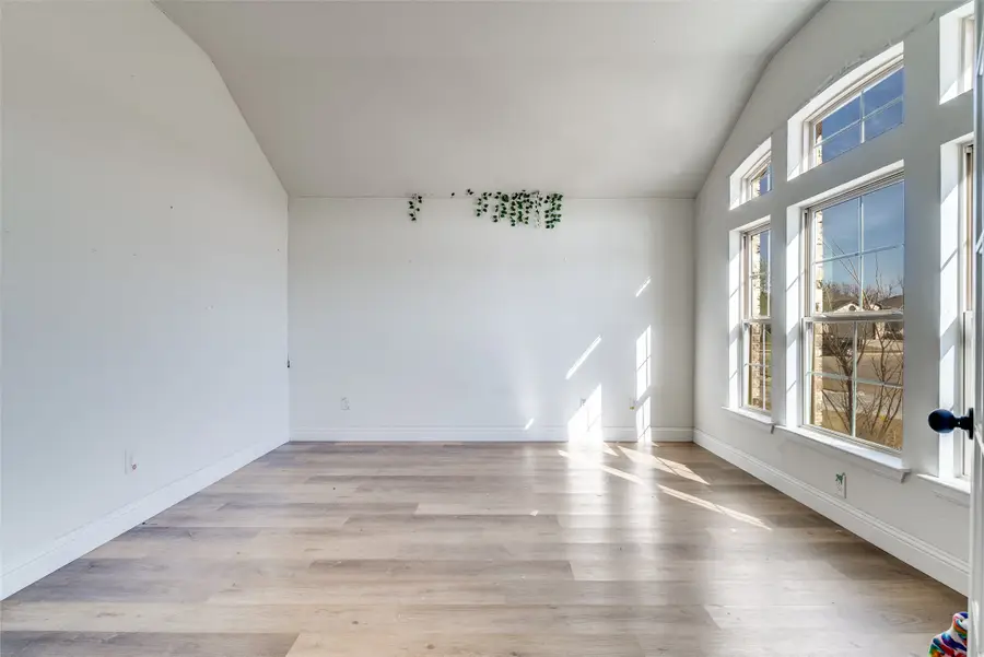 1402 Dry Creek Drive, Cleburne, TX 76033 - Image #2