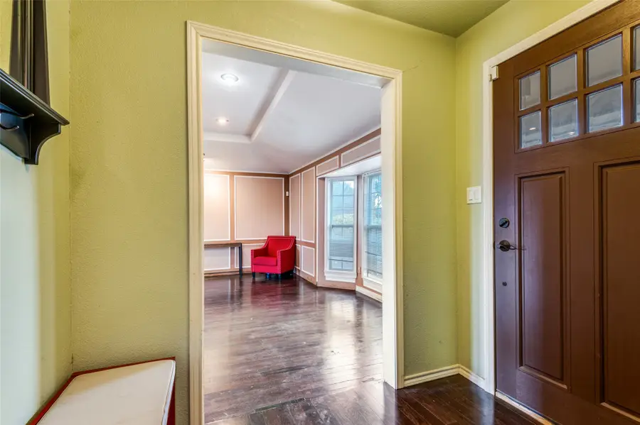 2206 Greenbriar Court, Grand Prairie, TX 75050 - Image #2