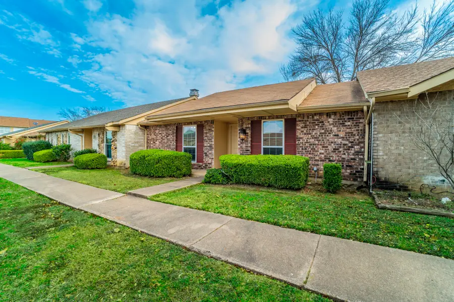 5 E Townhouse Lane, Grand Prairie, TX 75052 - Image #2