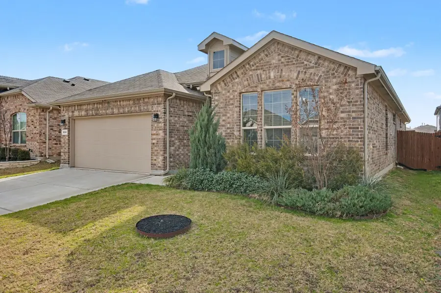 804 Greenford Manor, Justin, TX 76247 - Image #2