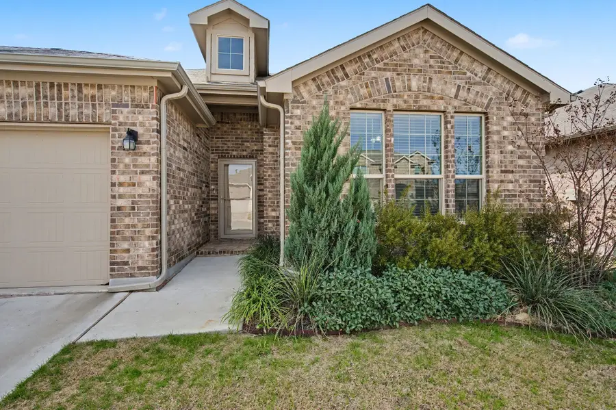 804 Greenford Manor, Justin, TX 76247 - Image #3