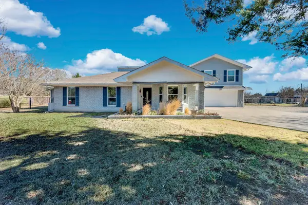 214 Twin Lakes Drive, Waxahachie, TX 75165