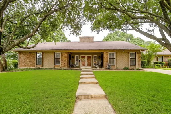 117 Cliffside Drive N, Burleson, TX 76028