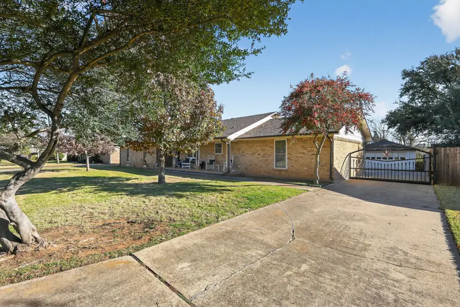 212 Edgewood Drive, Highland Village, TX 75077 - Image #2