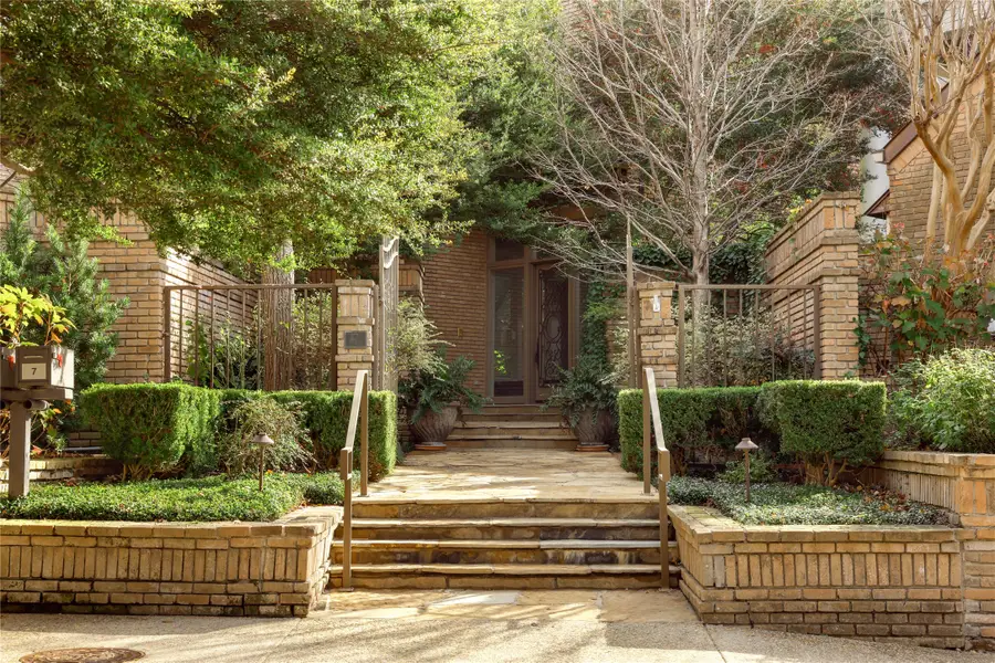 7 Glenchester Court, Dallas, TX 75225 - Image #2