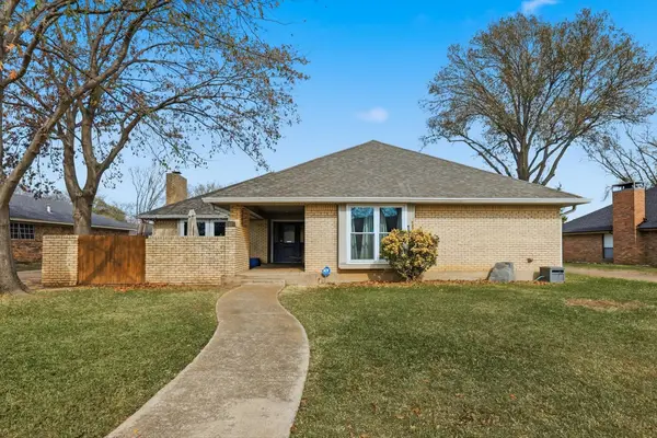 1105 Meadow Crest Lane, Mansfield, TX 76063