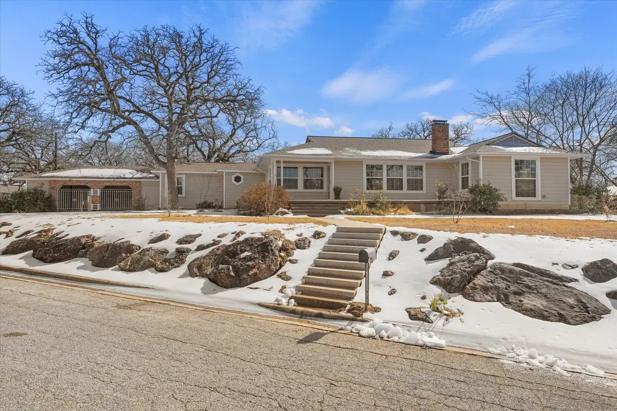 425 Oakhill Drive, Denton, TX 76201 - Image #1