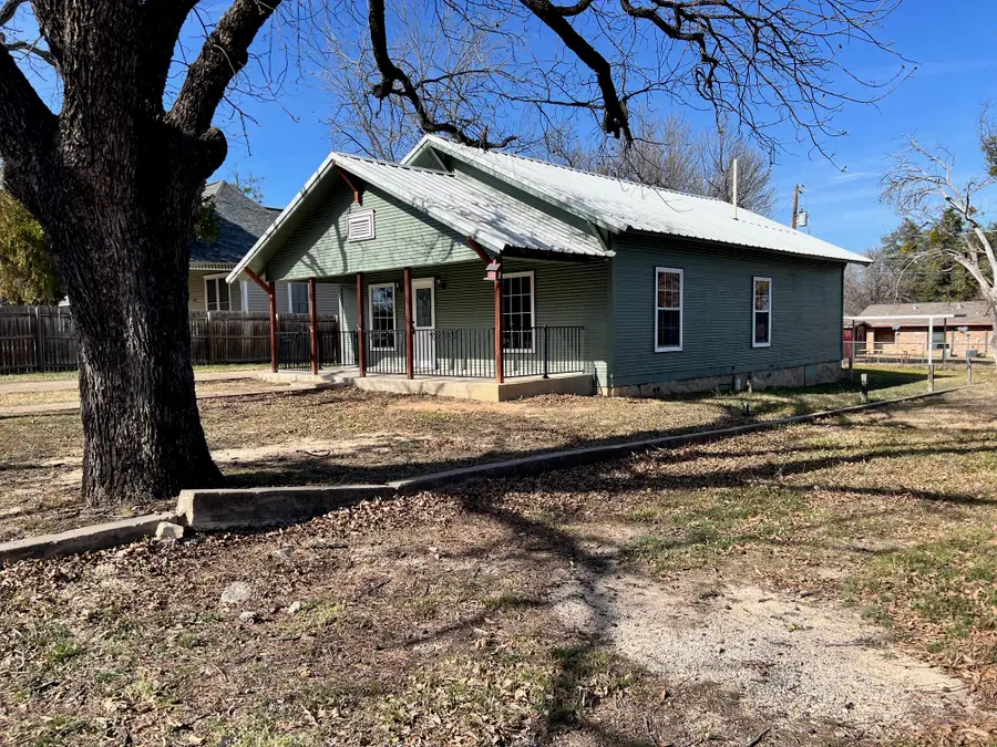 205 W Neely Avenue, Comanche, TX 76442 - #2
