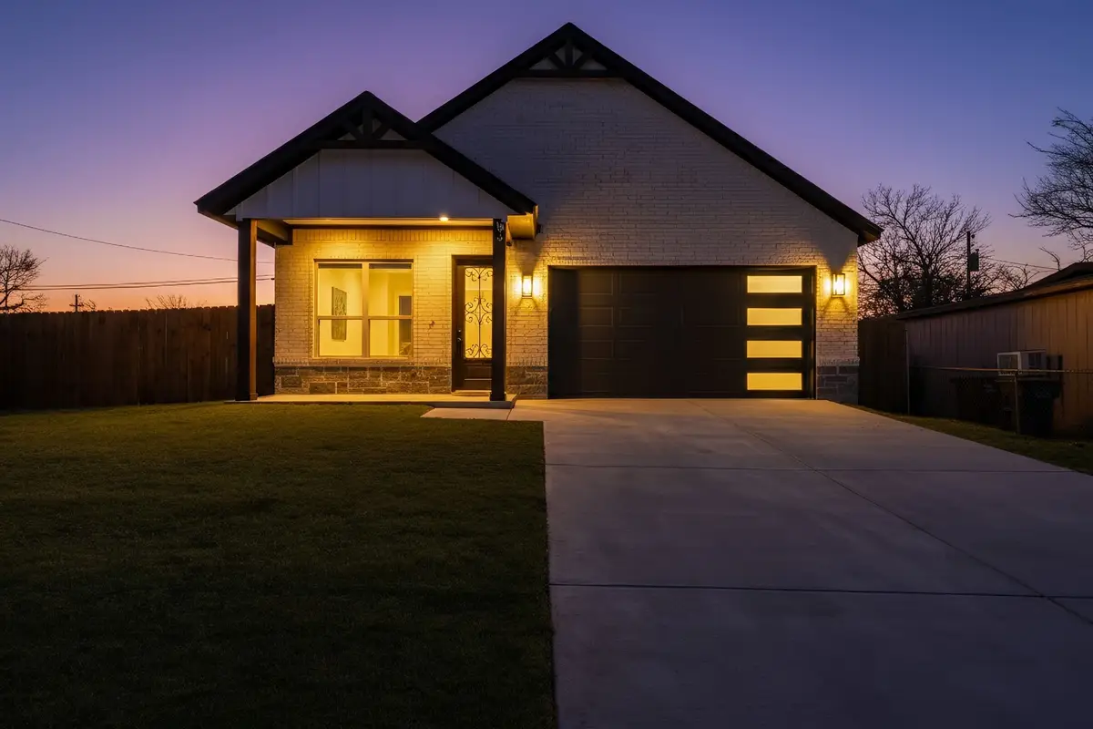 3401 S Hughes Avenue, Fort Worth, TX 76119 - Image #1