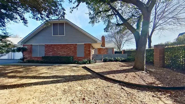 1004 Bridges Drive, Arlington, TX 76012