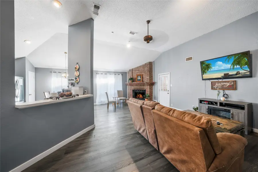 6404 Peggy Drive, Fort Worth, TX 76133 - Image #2