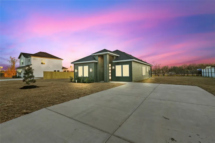 9470 Sandyland Boulevard, Dallas, TX 75217 - Image #2