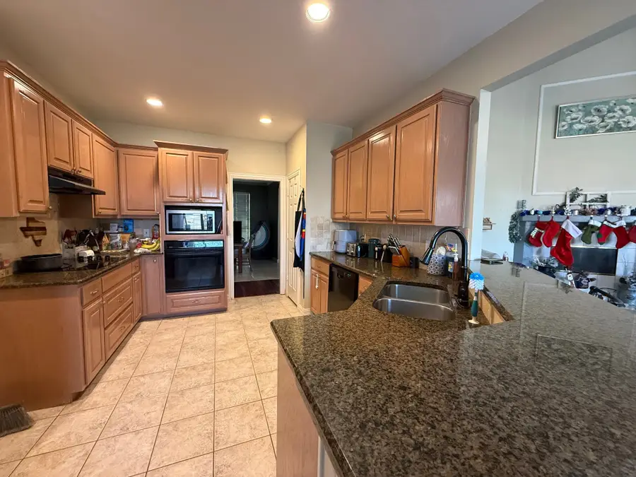 923 Granview Drive, Lewisville, TX 75067 - Image #3