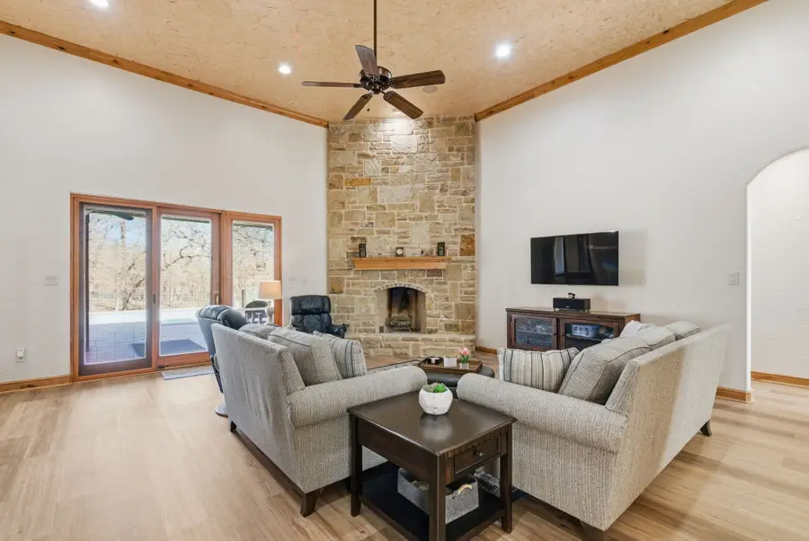 712 S Sugartree Drive, Lipan, TX 76462 - Image #2