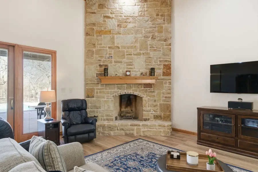 712 S Sugartree Drive, Lipan, TX 76462 - Image #3