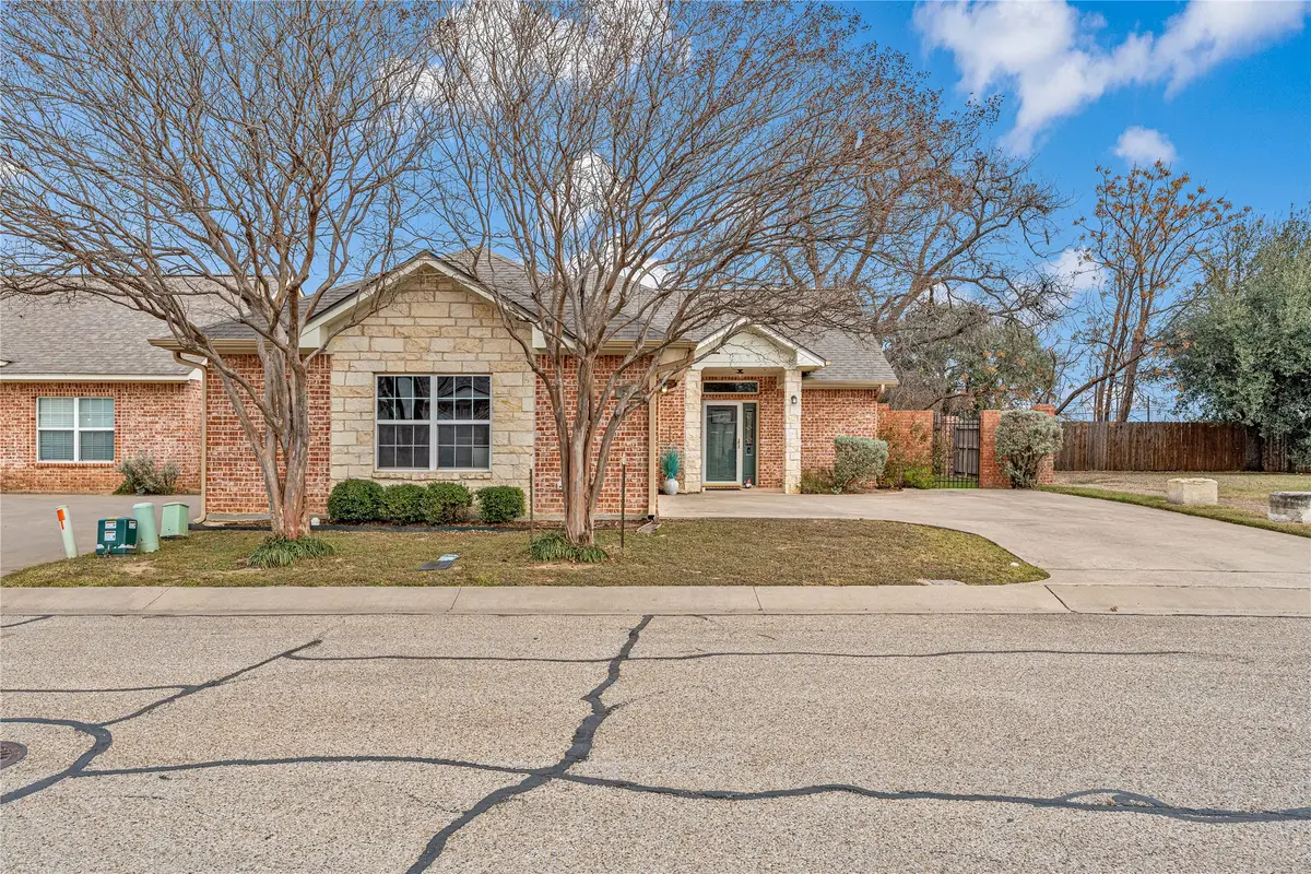 328 Wagon Wheel Circle, Waco, TX 76706 - Image #1