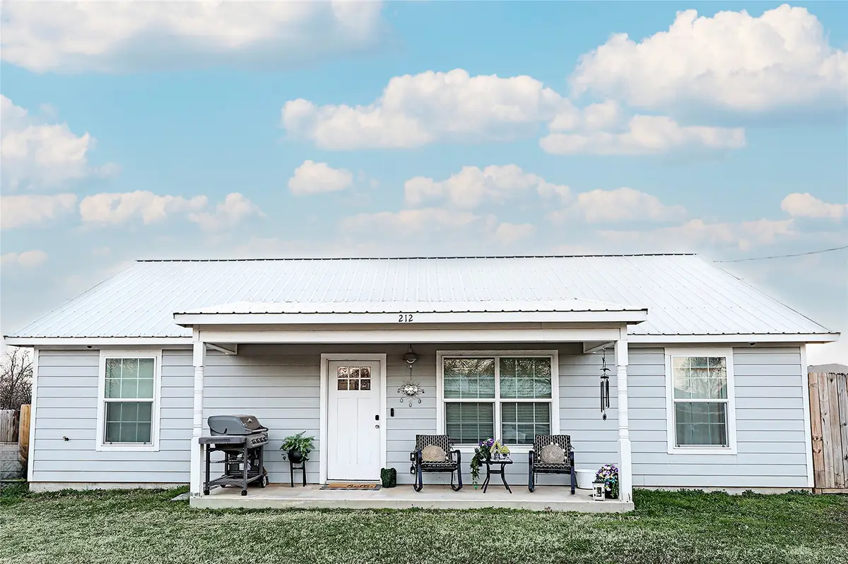 212 E Clay Street, Bowie, TX 76230 - Image #1