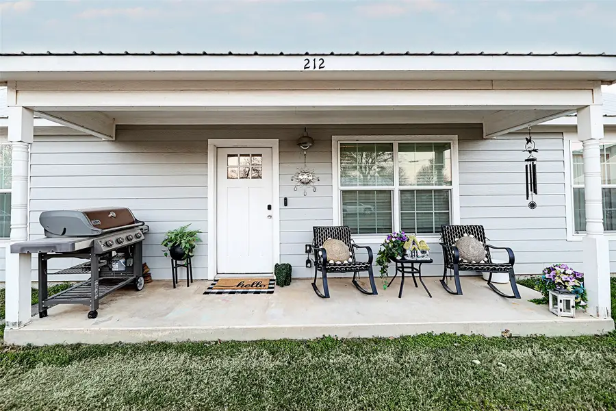 212 E Clay Street, Bowie, TX 76230 - Image #2