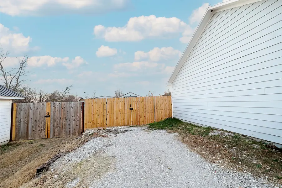 212 E Clay Street, Bowie, TX 76230 - Image #3