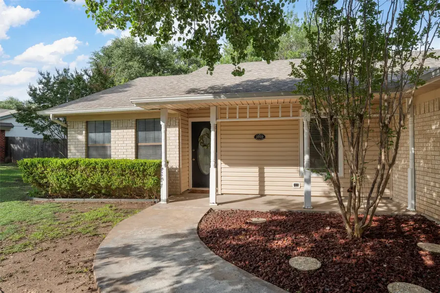 1010 December Drive, Hewitt, TX 76643 - Image #2