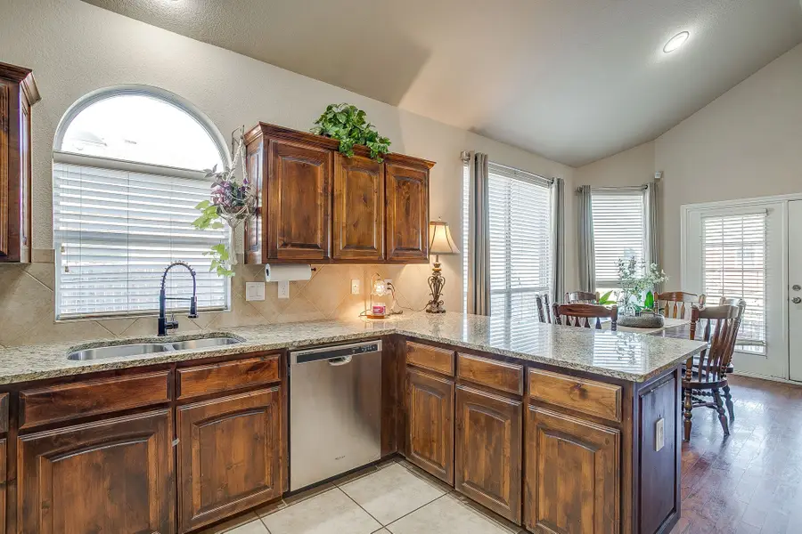 729 W Bend Boulevard, Burleson, TX 76028 - Image #3