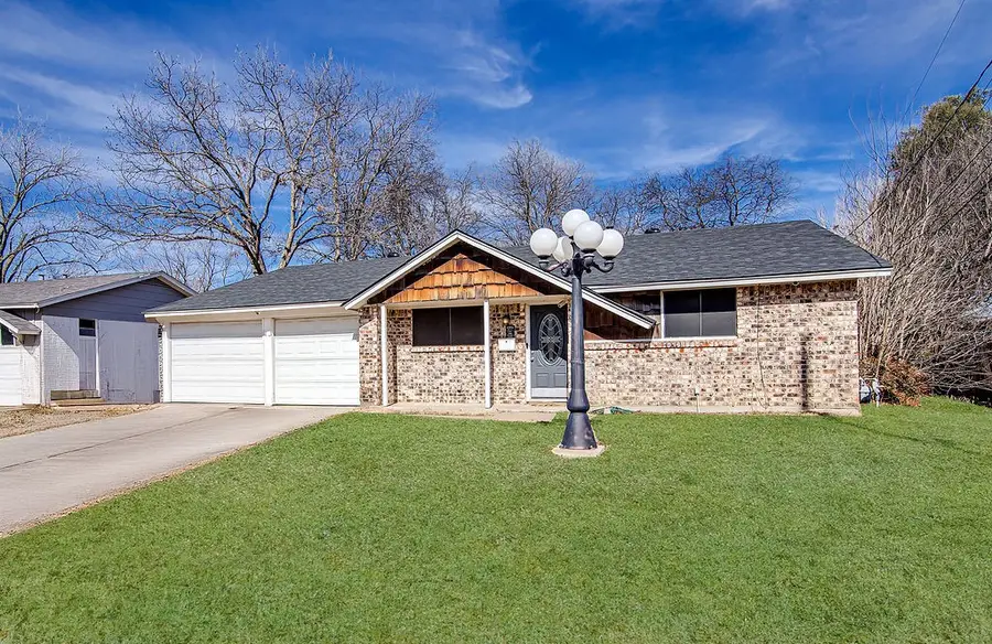 304 Sundown Court, Burleson, TX 76028 - Image #2