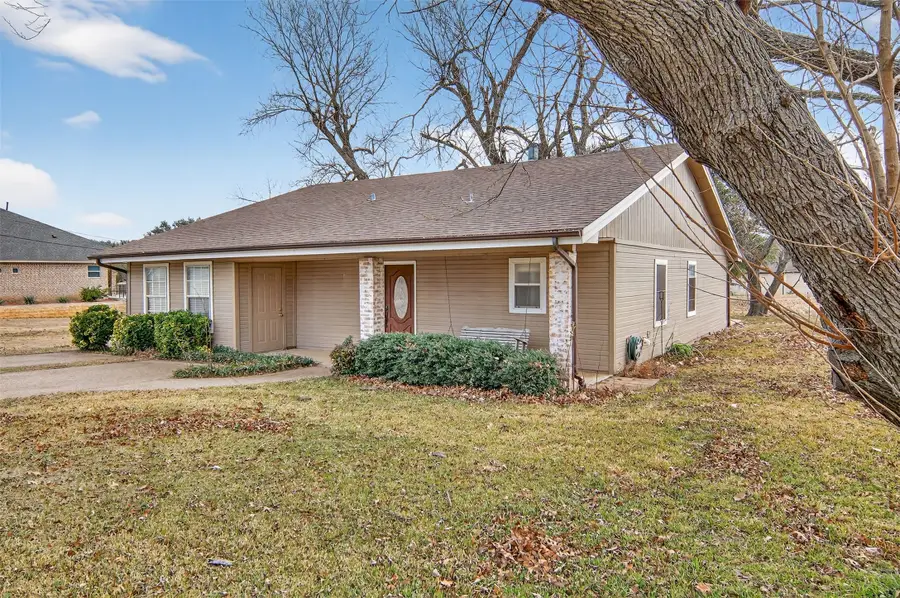 135 Lakeview Drive, Runaway Bay, TX 76426 - Image #2