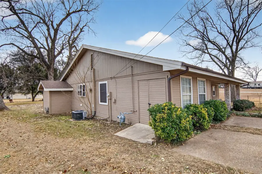 135 Lakeview Drive, Runaway Bay, TX 76426 - Image #3