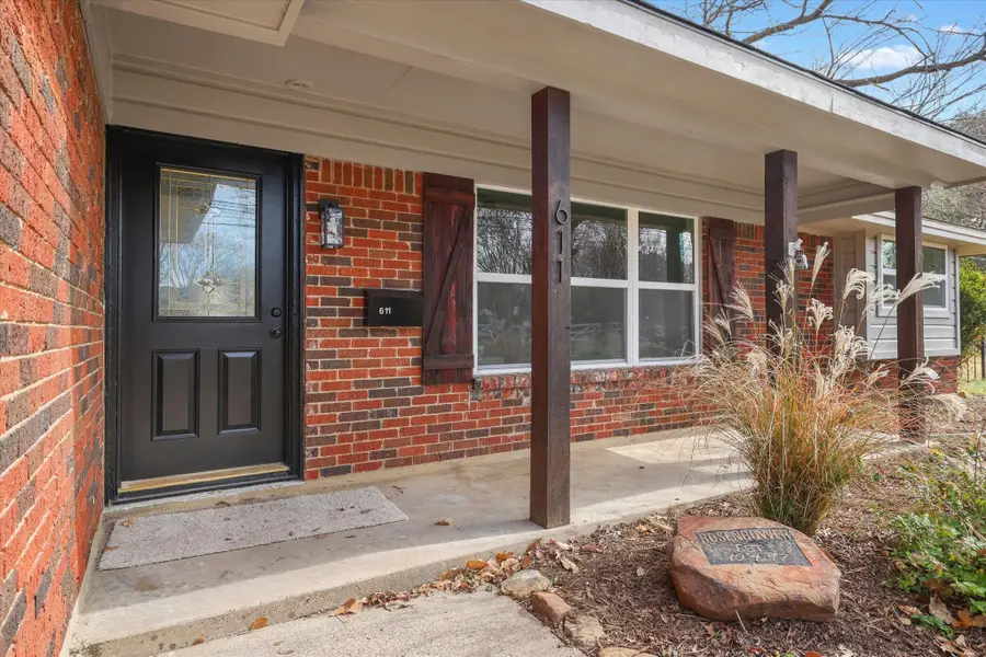 611 Ravenwood Drive, Arlington, TX 76013 - Image #2