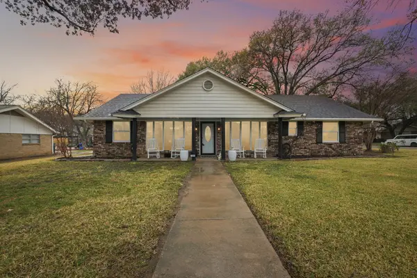 17 Lincolnshire Circle, Bedford, TX 76021