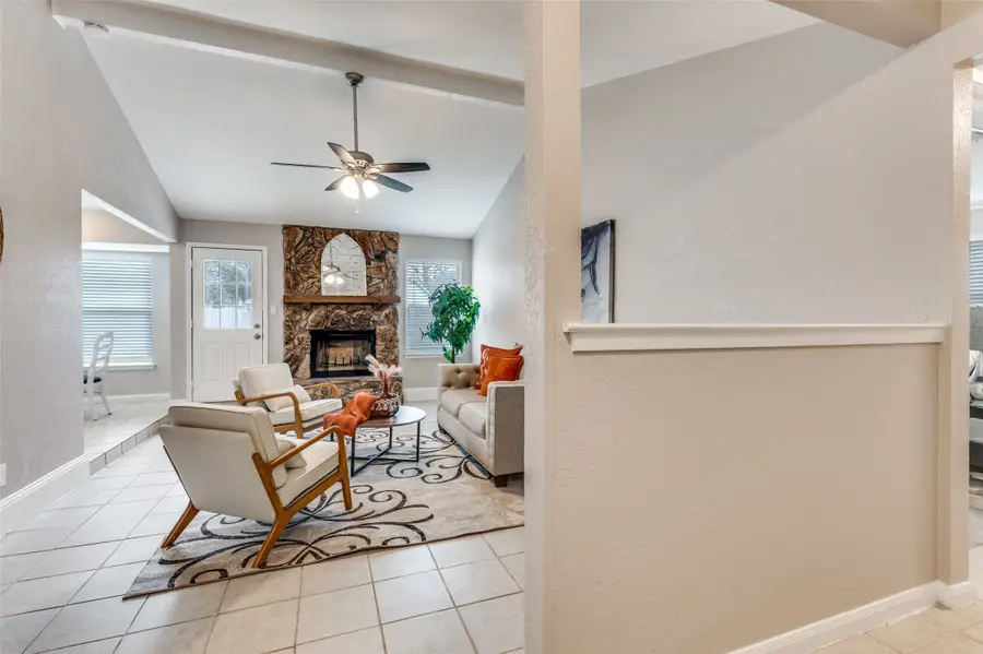 702 W Lynn Creek Drive, Arlington, TX 76001 - Image #2