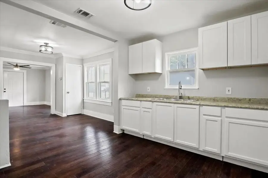 956 E Allen Avenue, Fort Worth, TX 76104 - Image #2