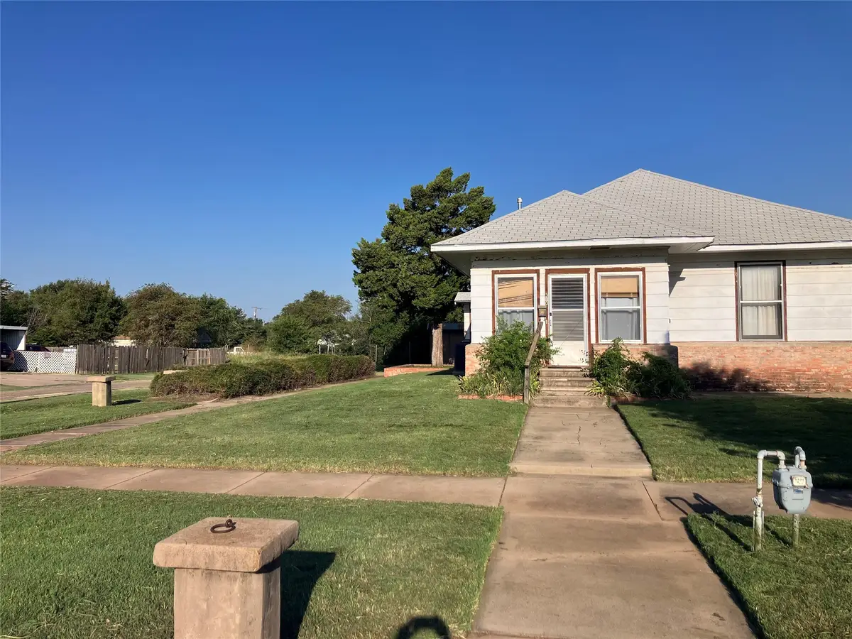 310 Hughes Street, Quanah, TX 79252 - Image #1