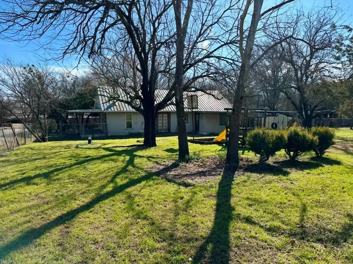 224 W Lowe Avenue, De Leon, TX 76444 - Image #1