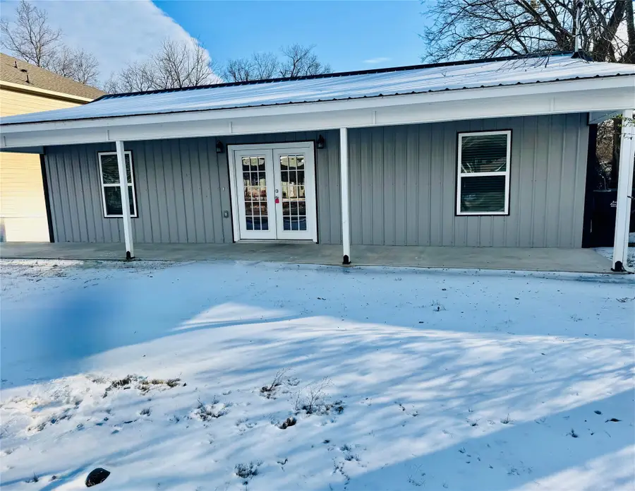 805 S 4th Street, Bonham, TX 75418 - #2