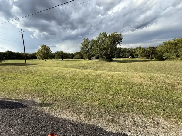 124 W Cherry Drive, Azle, TX 76020